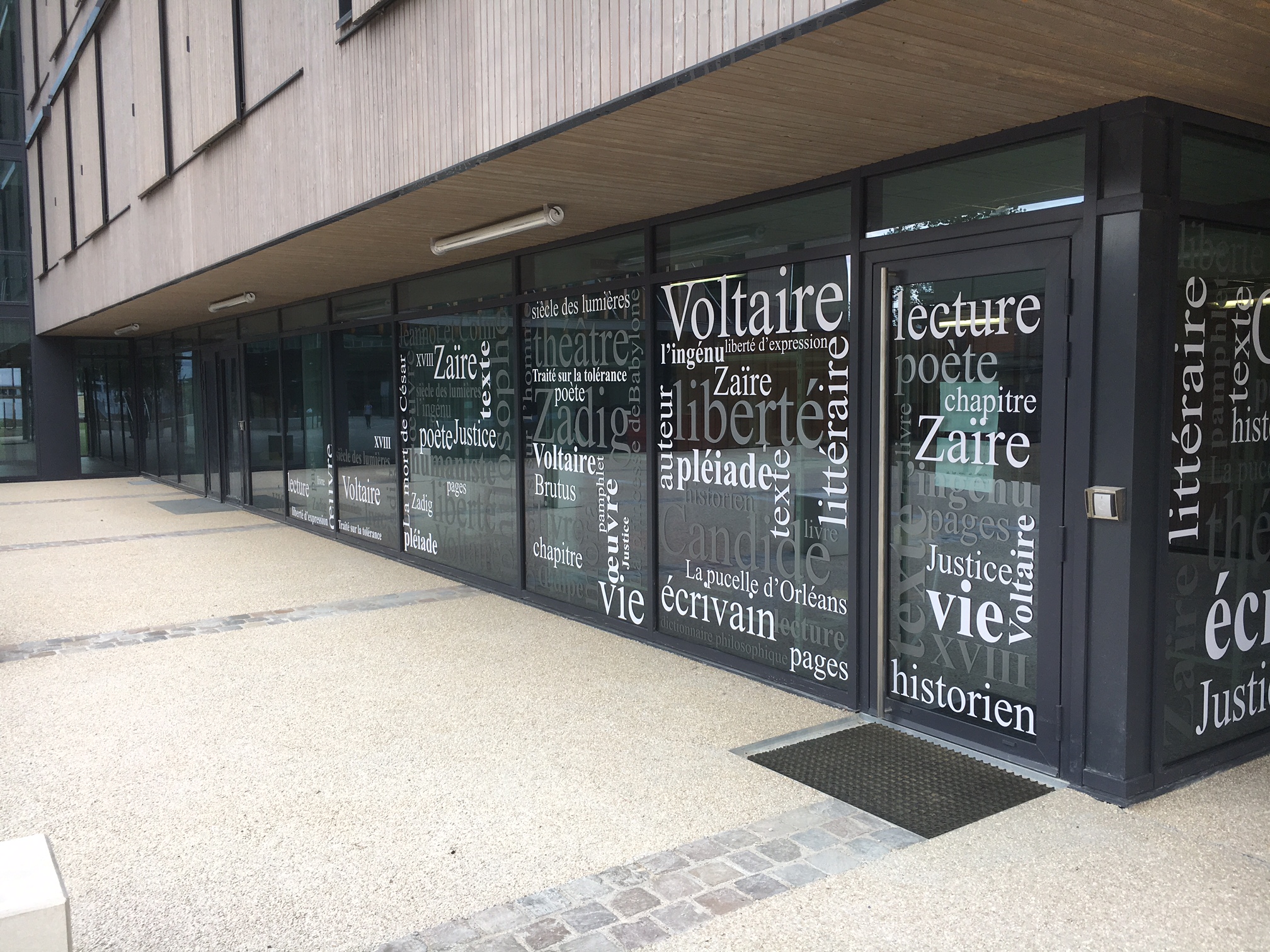 Vitrophanie pour le Lycée Voltaire à Orléans